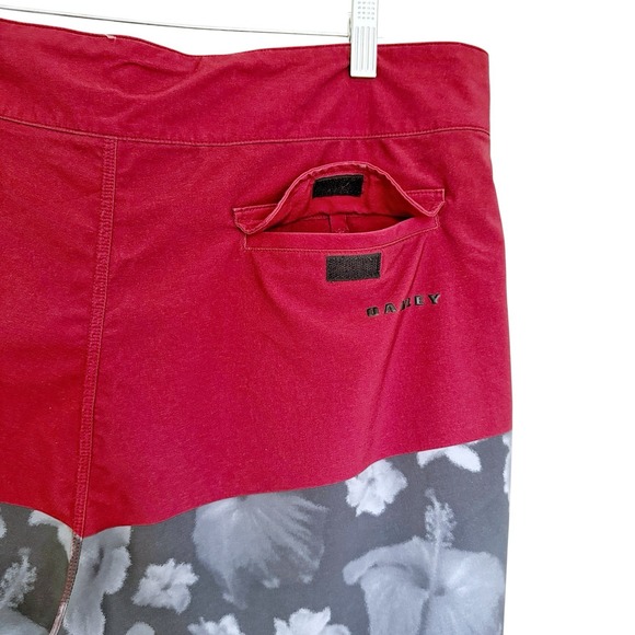 Oakley Board Shorts Men's 38 Color‎ Block Swimming Swim Trunks Red Gray Floral - Picture 7 of 12